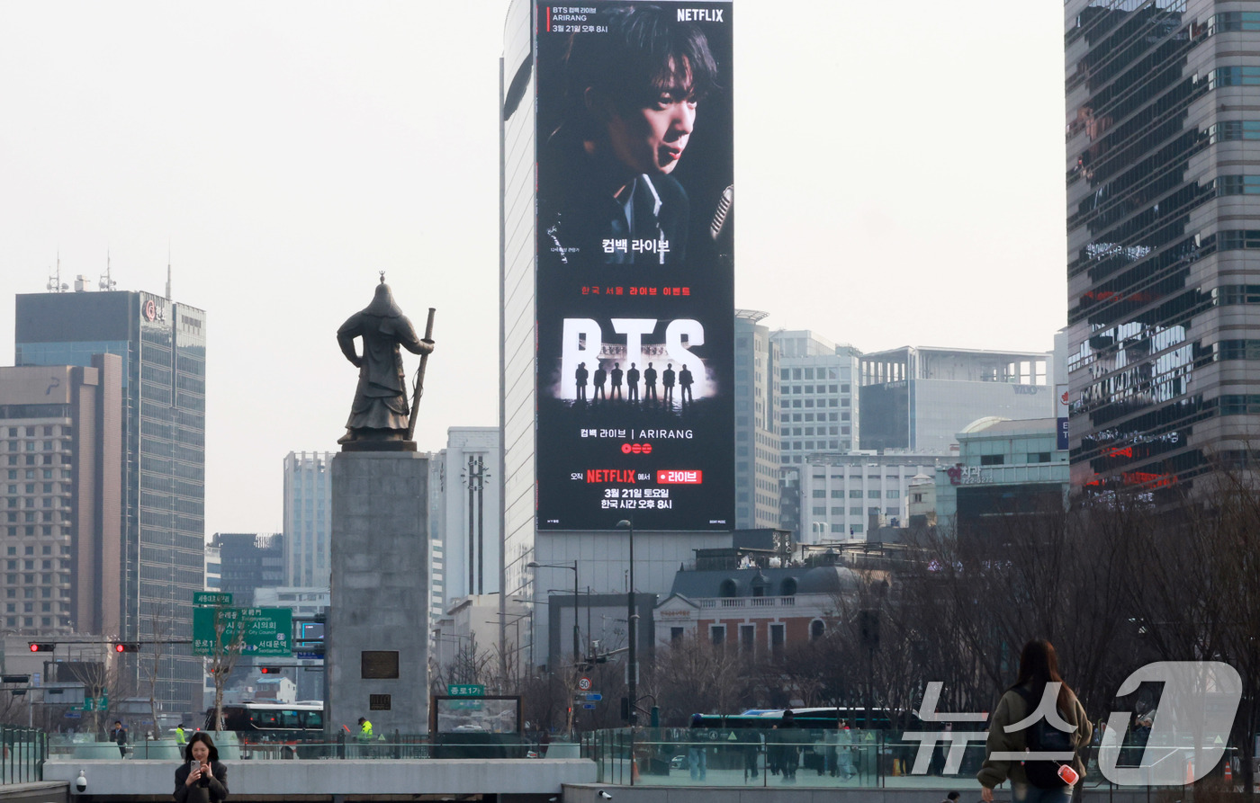 (서울=뉴스1) 이호윤 기자 = 방탄소년단의 컴백 라이브 공연을 열흘 앞둔 11일 서울 종로구 광화문광장 인근 전광판에 BTS 컴백 공연 광고가 나오고 있다. 2026.3.11/뉴 …