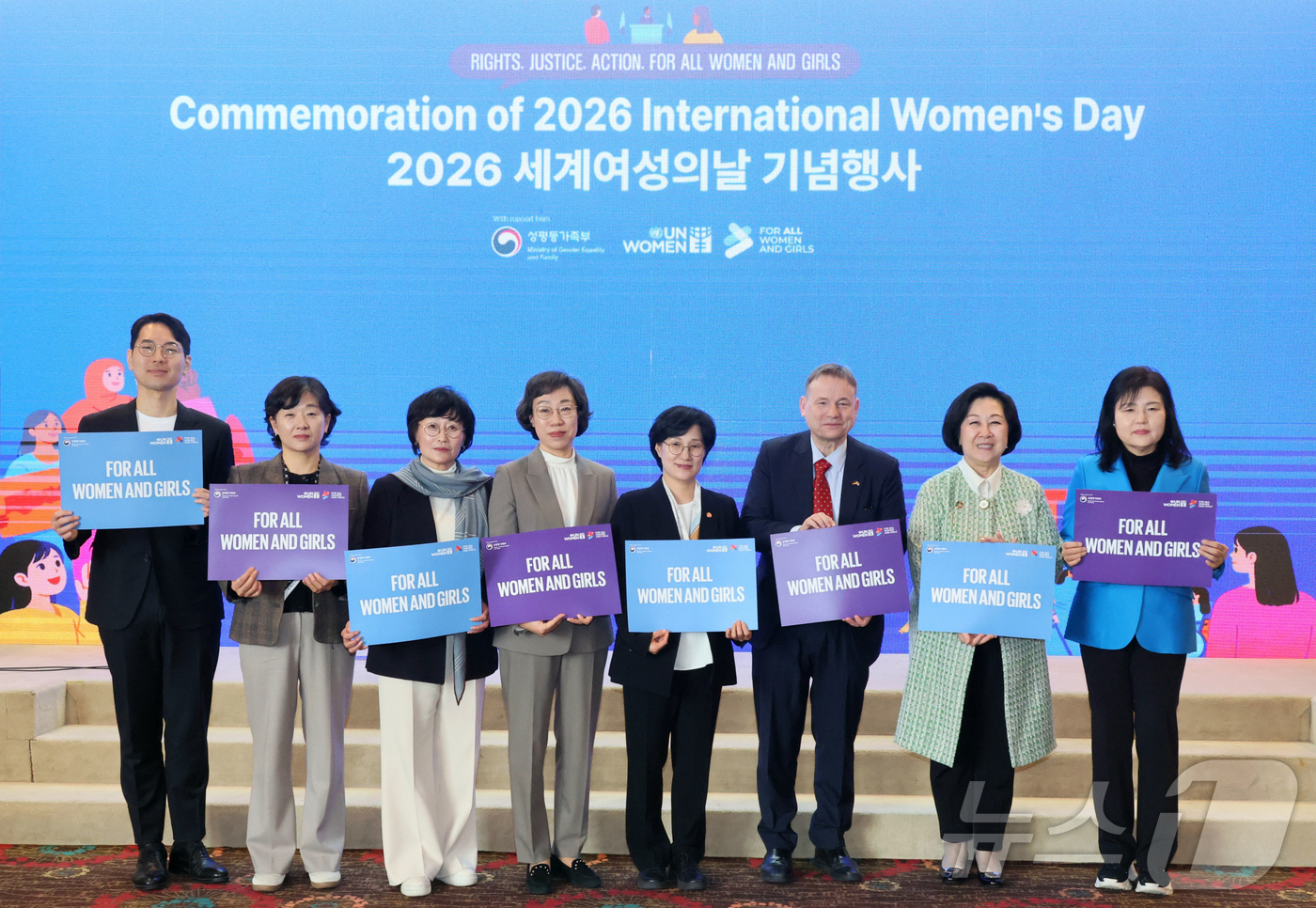 (서울=뉴스1) = 원민경 성평등가족부 장관이 11일 오후 서울 프레지던트 호텔에서 열린 '세계 여성의 날' 기념식에 참석해 기념촬영을 하고 있다.  (성평등가족부 제공. 재판매 …