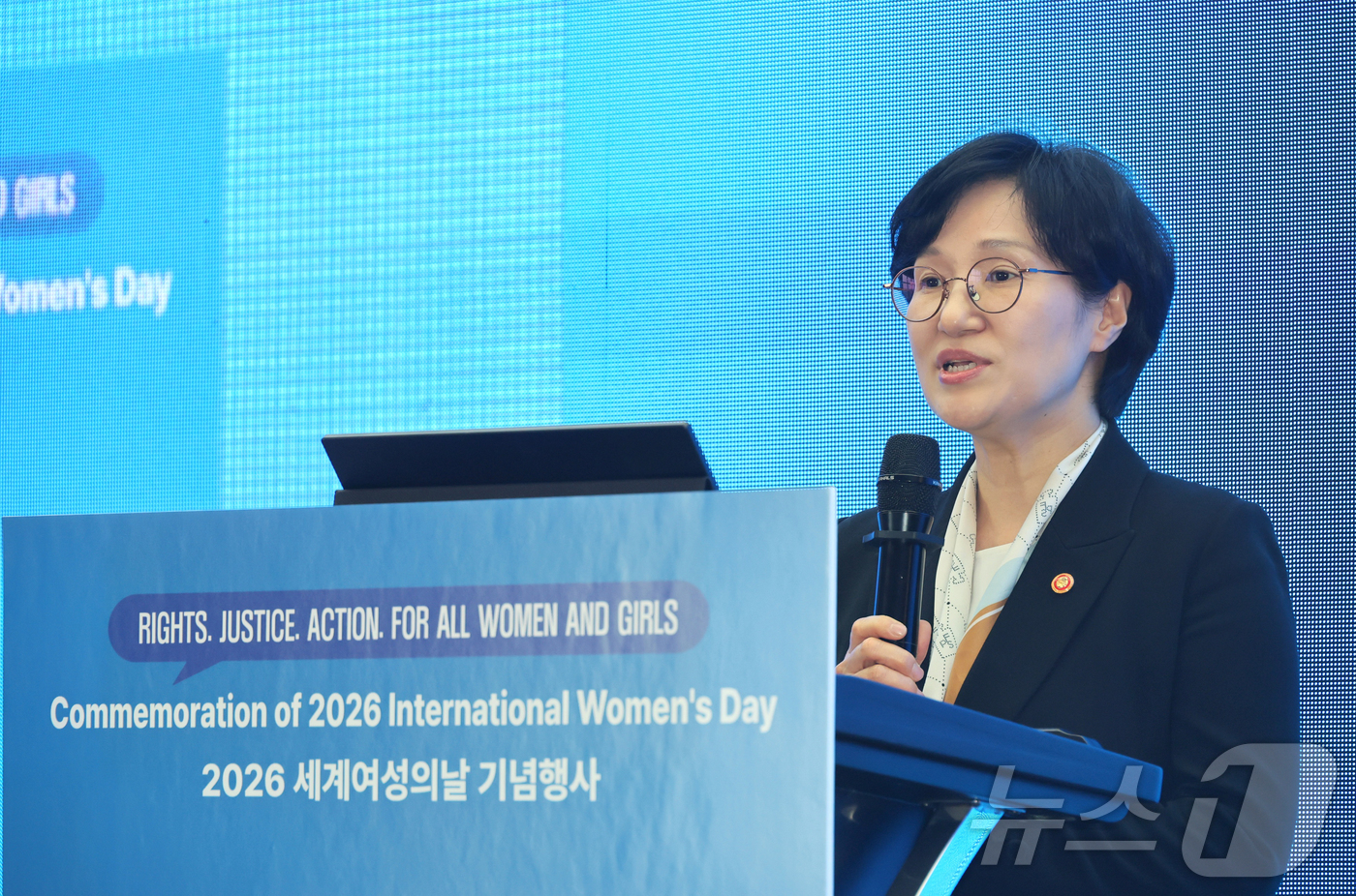 (서울=뉴스1) = 원민경 성평등가족부 장관이 11일 오후 서울 프레지던트 호텔에서 열린 '세계 여성의 날' 기념식에 참석해 축사를 하고 있다. (성평등가족부 제공. 재판매 및 D …