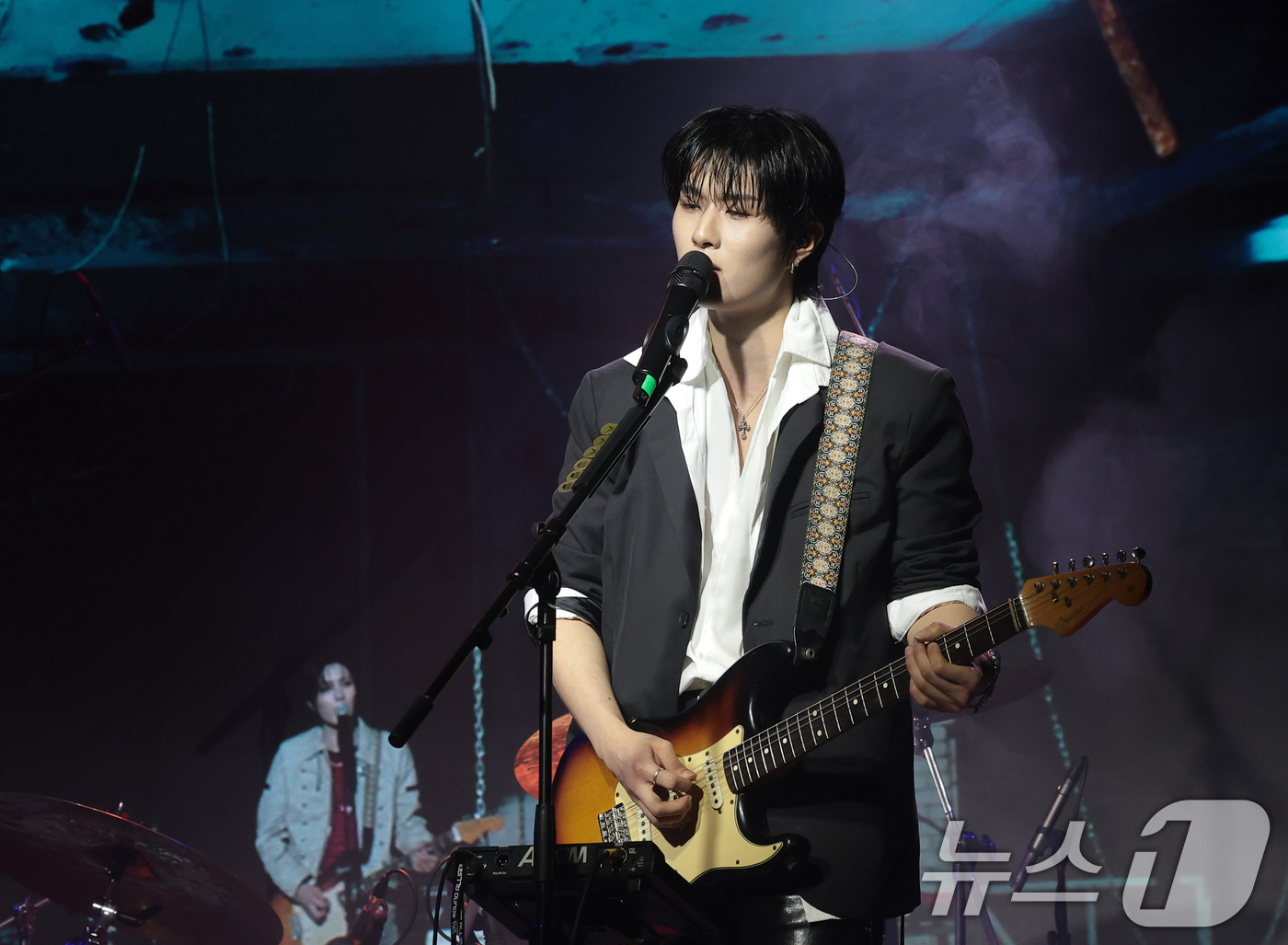 (서울=뉴스1) 권현진 기자 = 5인조 남성밴드 보이드(V01D) 정지섭이 11일 서울 종로구 대학로 SA HALL에서 가진 데뷔 미니앨범 ‘01’ 발매 쇼케이스에서 더블 타이틀 …