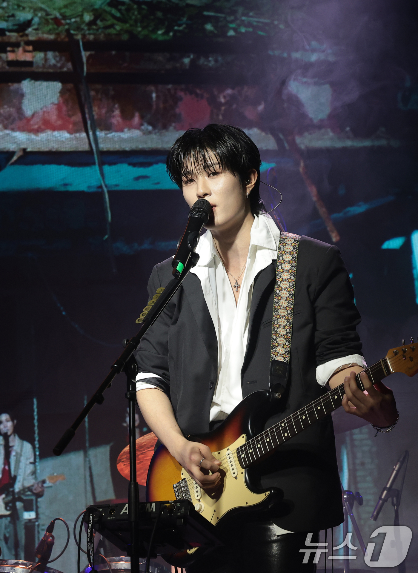 (서울=뉴스1) 권현진 기자 = 5인조 남성밴드 보이드(V01D) 정지섭이 11일 서울 종로구 대학로 SA HALL에서 가진 데뷔 미니앨범 ‘01’ 발매 쇼케이스에서 더블 타이틀 …