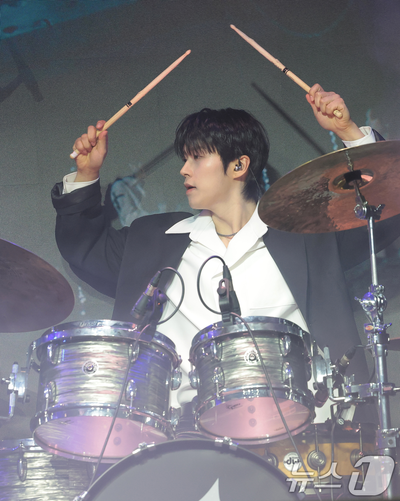 (서울=뉴스1) 권현진 기자 = 5인조 남성밴드 보이드(V01D) 송유찬이 11일 서울 종로구 대학로 SA HALL에서 가진 데뷔 미니앨범 ‘01’ 발매 쇼케이스에서 더블 타이틀 …