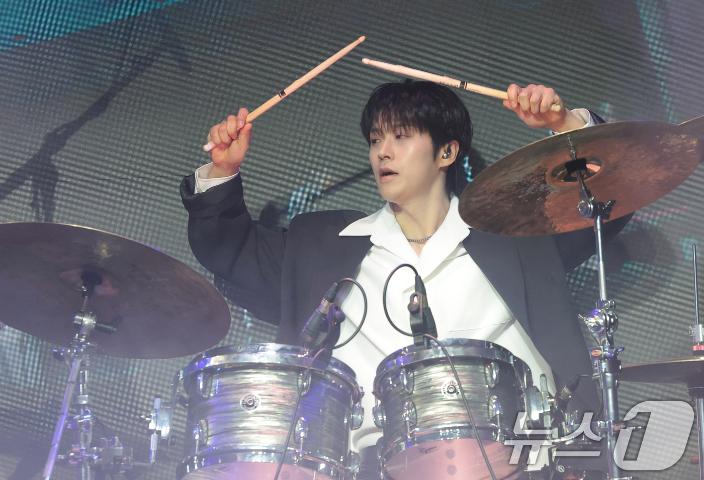 (서울=뉴스1) 권현진 기자 = 5인조 남성밴드 보이드(V01D) 송유찬이 11일 서울 종로구 대학로 SA HALL에서 가진 데뷔 미니앨범 ‘01’ 발매 쇼케이스에서 더블 타이틀 …