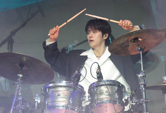 보이드 송유찬, 미소년 비주얼에 파워풀한 연주