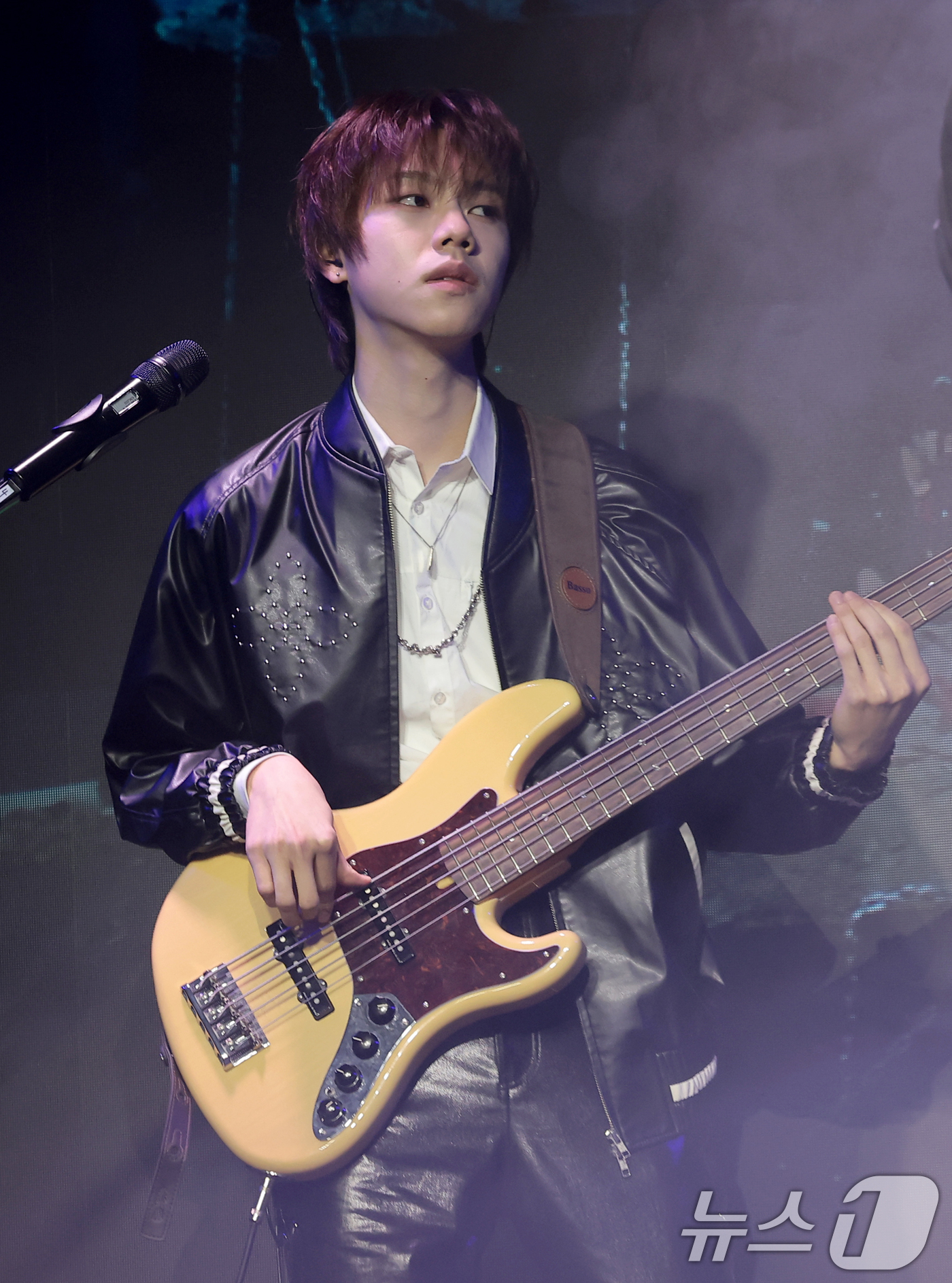 (서울=뉴스1) 권현진 기자 = 5인조 남성밴드 보이드(V01D) 신노스케가  11일 서울 종로구 대학로 SA HALL에서 가진 데뷔 미니앨범 ‘01’ 발매 쇼케이스에서 더블 타이 …