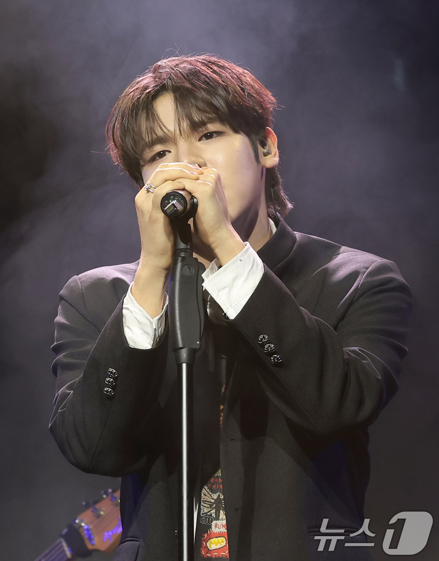 (서울=뉴스1) 권현진 기자 = 5인조 남성밴드 보이드(V01D) 조주연이 11일 서울 종로구 대학로 SA HALL에서 가진 데뷔 미니앨범 ‘01’ 발매 쇼케이스에서 더블 타이틀 …