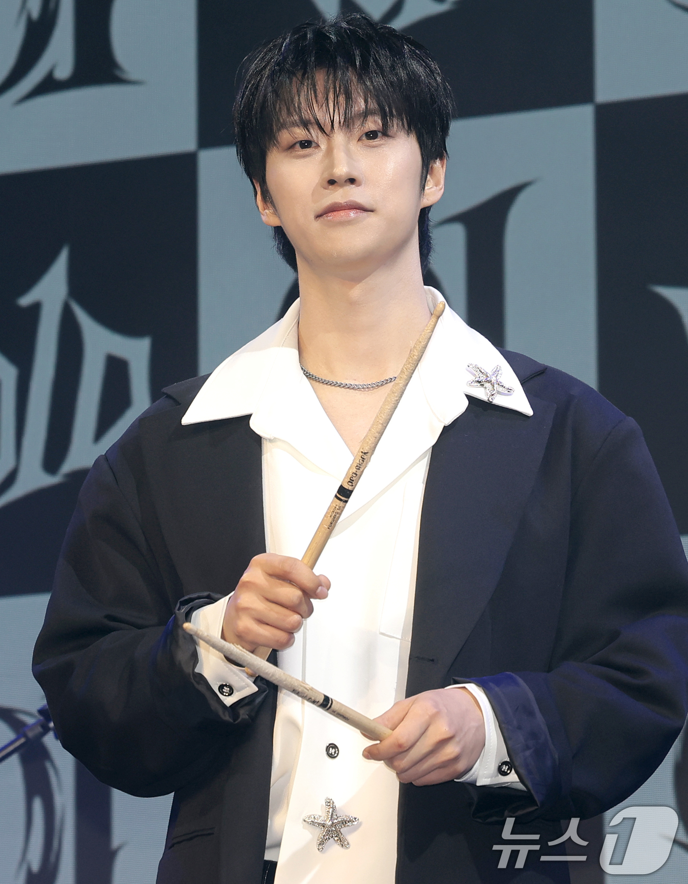 (서울=뉴스1) 권현진 기자 = 5인조 남성밴드 보이드(V01D) 송유찬이 11일 서울 종로구 대학로 SA HALL에서 가진 데뷔 미니앨범 ‘01’ 발매 쇼케이스에서 포즈를 취하고 …