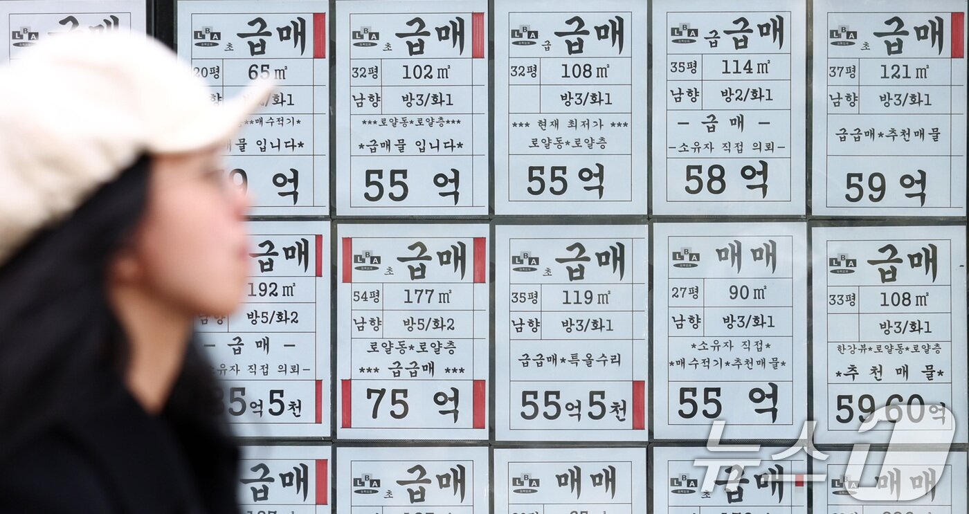 본문 이미지 - 서울 강남권과 한강벨트를 중심으로 아파트 매물이 가파르게 증가하고 있는 11일 서울 강남구의 한 부동산에 매물 정보가 표시되어 있다. 2026.3.11 ⓒ 뉴스1 최지환 기자