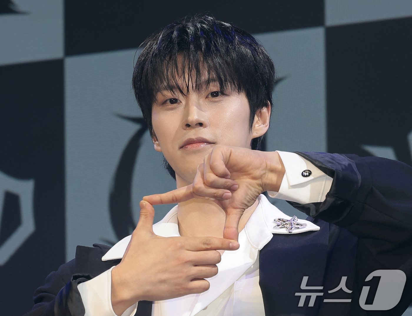 (서울=뉴스1) 권현진 기자 = 5인조 남성밴드 보이드(V01D) 송유찬이 11일 서울 종로구 대학로 SA HALL에서 가진 데뷔 미니앨범 ‘01’ 발매 쇼케이스에서 포즈를 취하고 …