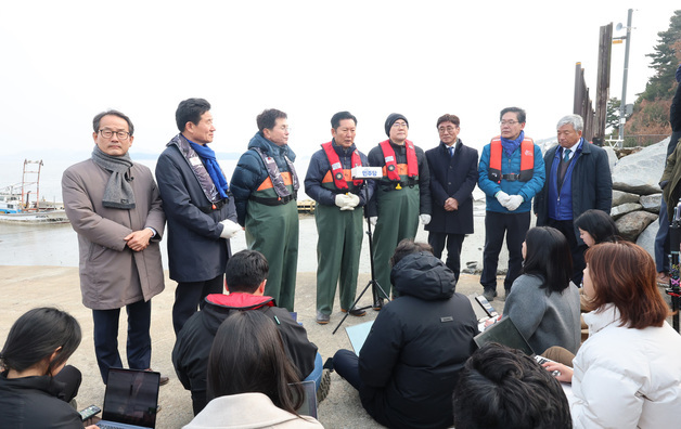 새우잡이 조업 체험 마친 정청래·박찬대
