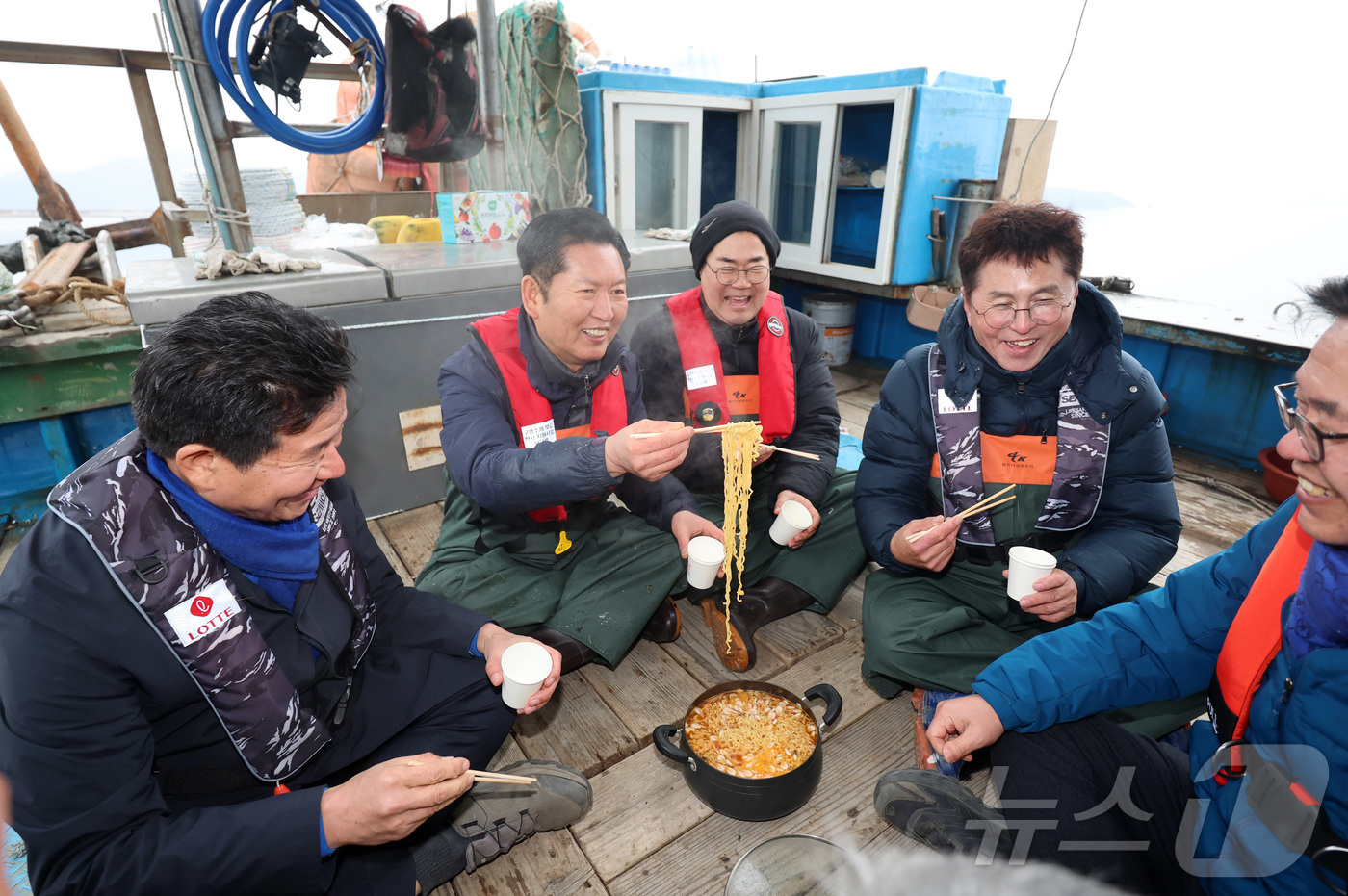 (인천=뉴스1) 신웅수 기자 = 정청래 더불어민주당 대표와 인천시장 후보인 박찬대 의원이 11일 오후 인천 강화군 서검도 앞바다 조업한계선 근처 괴리어장에서 새우잡이 조업 현장 체 …