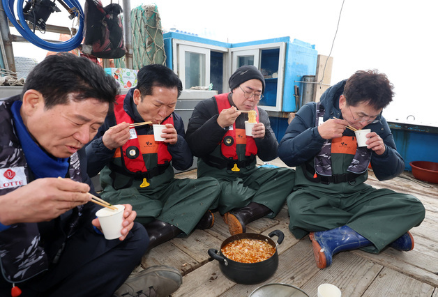 새우잡이 마치고 라면 먹는 정청래·박찬대