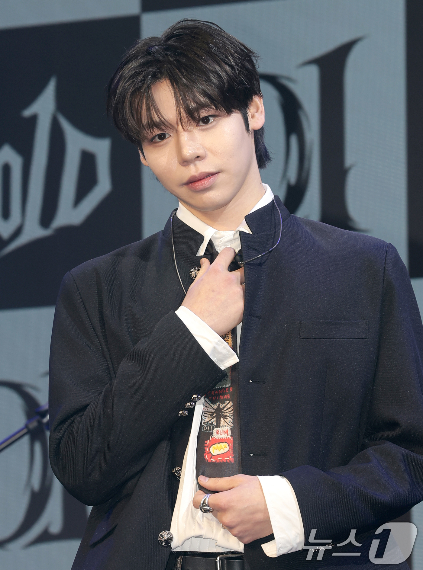 (서울=뉴스1) 권현진 기자 = 5인조 남성밴드 보이드(V01D) 조주연이 11일 서울 종로구 대학로 SA HALL에서 가진 데뷔 미니앨범 ‘01’ 발매 쇼케이스에서 포즈를 취하고 …