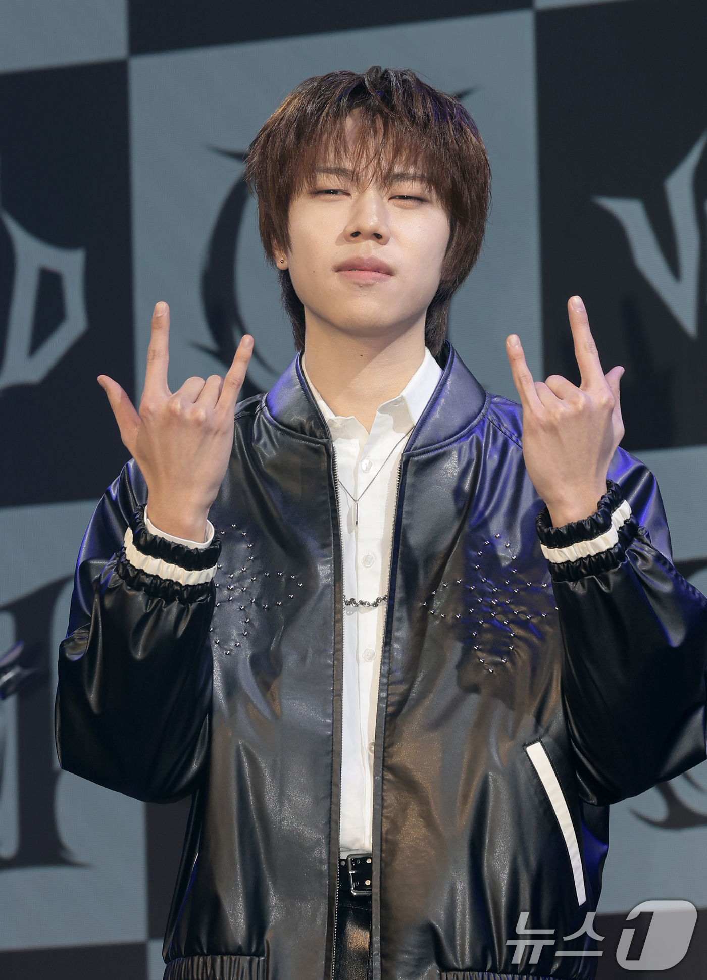 (서울=뉴스1) 권현진 기자 = 5인조 남성밴드 보이드(V01D) 신노스케가 11일 서울 종로구 대학로 SA HALL에서 가진 데뷔 미니앨범 ‘01’ 발매 쇼케이스에서 포즈를 취하 …