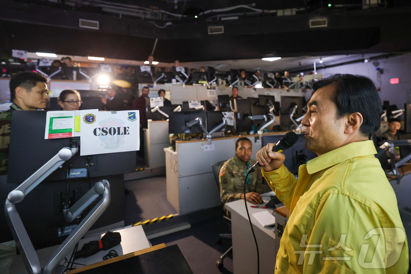 (서울=뉴스1) = 안규백 국방부 장관이 자유의 방패(FS) 연습이 진행 중인 11일 연합 공군구성군사령부를 방문해 연합방위태세를 점검하고 있다. (국방부 제공. 재판매 및 DB …