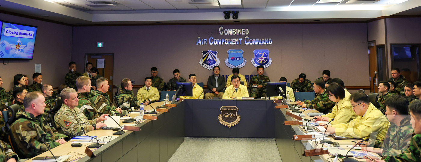 (서울=뉴스1) = 안규백 국방부 장관이 자유의 방패(FS) 연습이 진행 중인 11일 연합 공군구성군사령부를 방문해 연합방위태세를 점검하고 연습 상황을 보고 받고 있다. (국방부 …