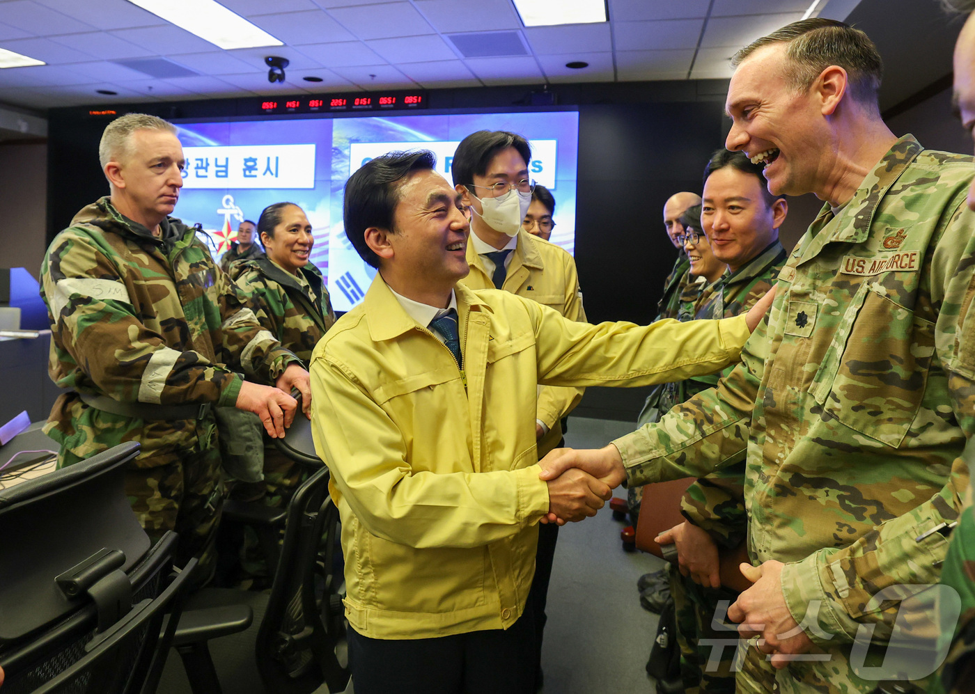 (서울=뉴스1) = 안규백 국방부 장관이 자유의 방패(FS) 연습이 진행 중인 11일 연합 공군구성군사령부를 방문해 한미장병들을 격려하고 있다. (국방부 제공. 재판매 및 DB 금 …