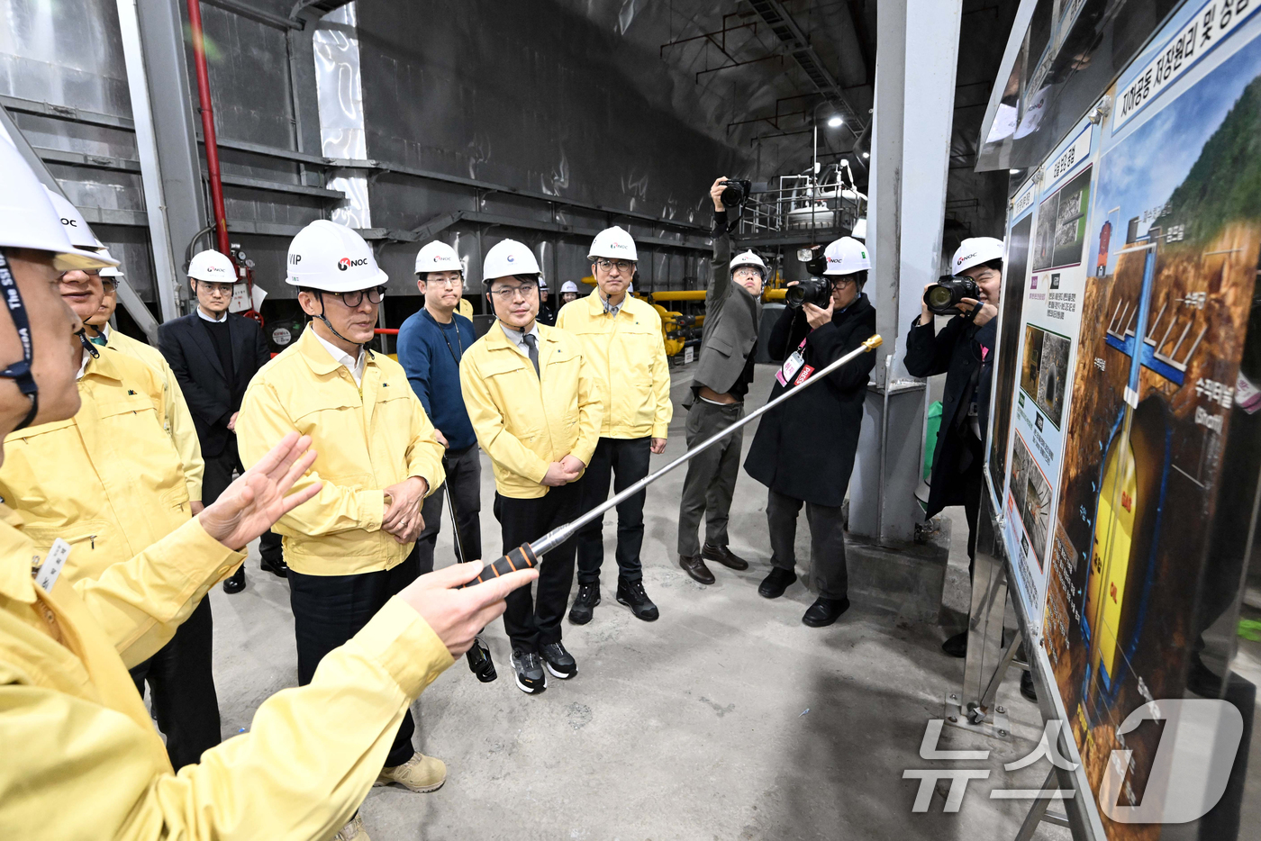 (서울=뉴스1) 정부청사사진기자단 = 김민석 국무총리가 중동 사태로 석유 가격 변동성이 커지고 있는 11일 경기도 구리시 한국석유공사 구리지사를 방문해 지하저장공동에 대한 설명을 …