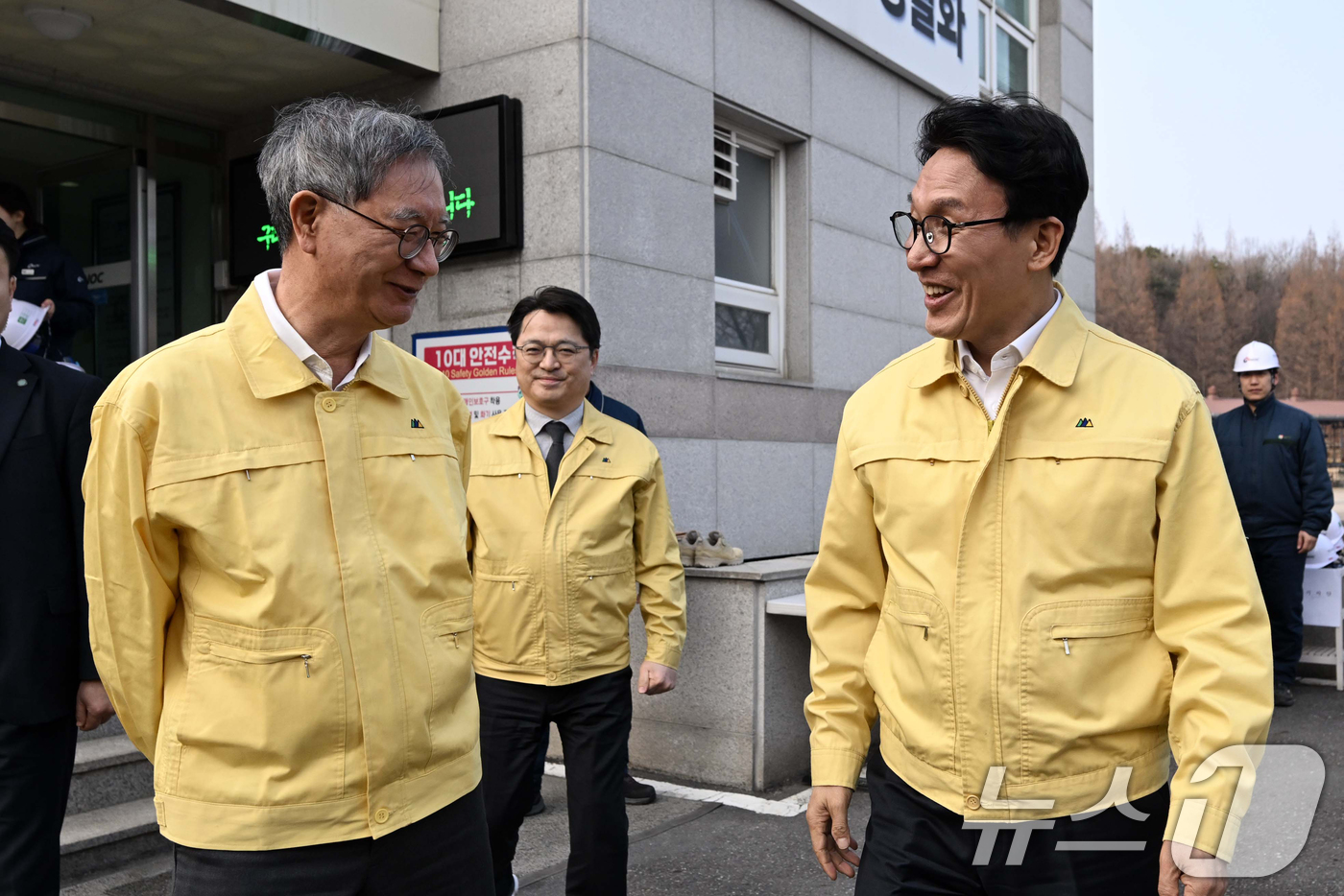 (서울=뉴스1) 정부청사사진기자단 = 김민석 국무총리가 중동 사태로 석유 가격 변동성이 커지고 있는 11일 경기도 구리시 한국석유공사 구리지사를 방문해 손주석 한국석유공사 사장과 …