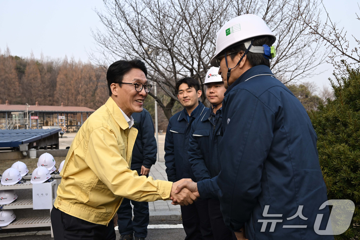(서울=뉴스1) 정부청사사진기자단 = 김민석 국무총리가 중동 사태로 석유 가격 변동성이 커지고 있는 11일 경기도 구리시 한국석유공사 구리지사를 방문해 현장 점검을 마친 뒤 석유공 …