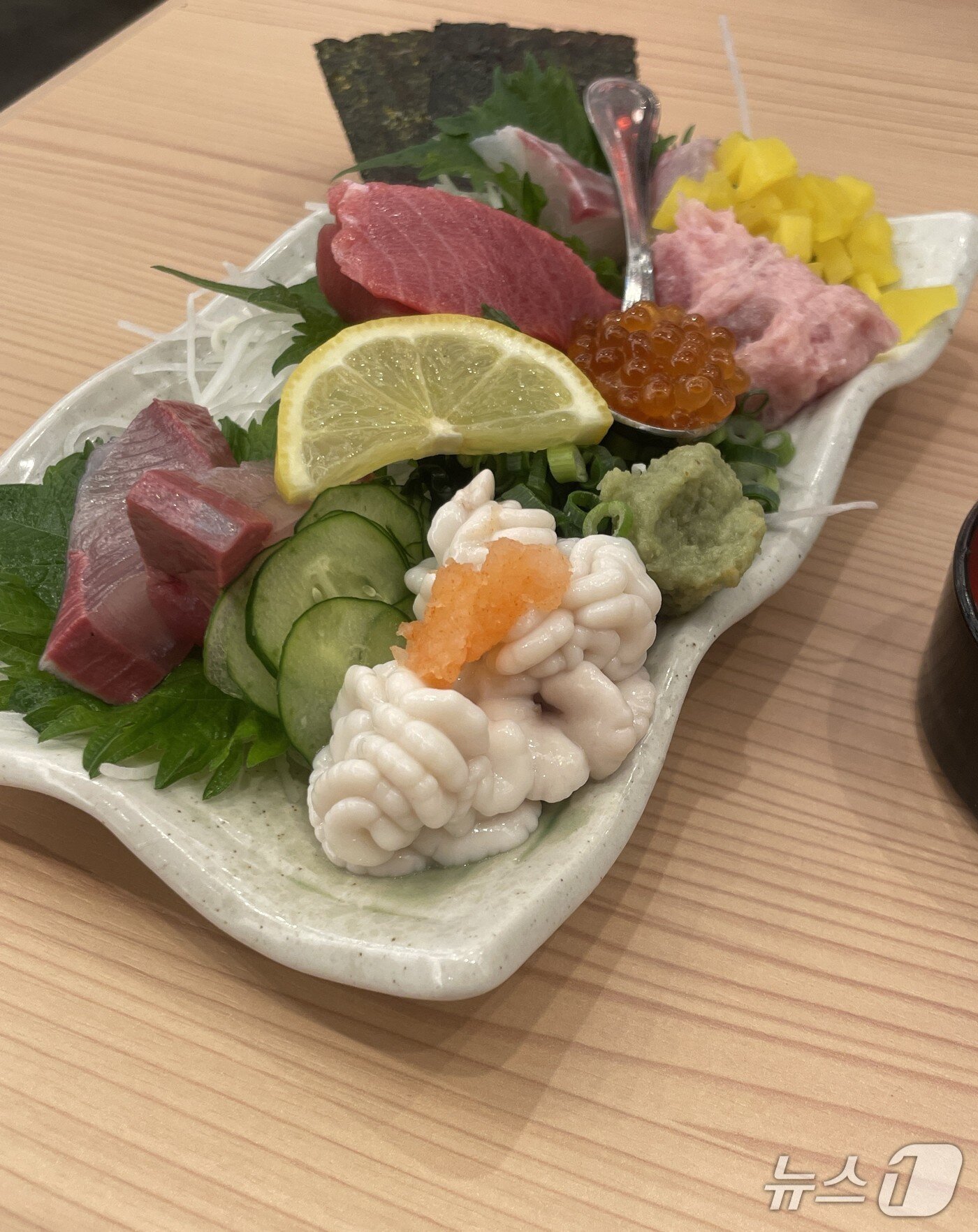 본문 이미지 - 일본식 사시미와 시소잎. (필자 제공)