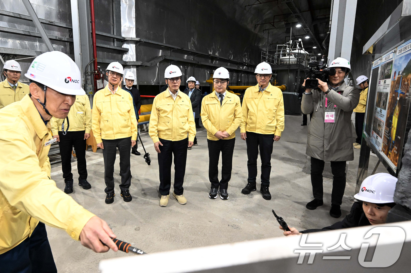 (서울=뉴스1) 정부청사사진기자단 = 김민석 국무총리가 중동 사태로 석유 가격 변동성이 커지고 있는 11일 경기도 구리시 한국석유공사 구리지사를 방문해 손주석 한국석유공사 사장과 …