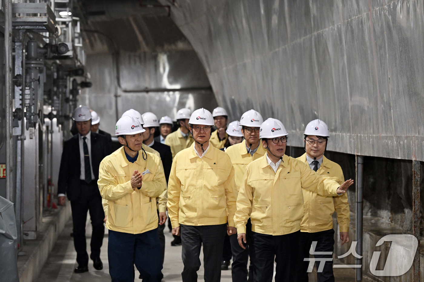 (서울=뉴스1) 정부청사사진기자단 = 김민석 국무총리가 중동 사태로 석유 가격 변동성이 커지고 있는 11일 경기도 구리시 한국석유공사 구리지사를 방문해 손주석 한국석유공사 사장과 …