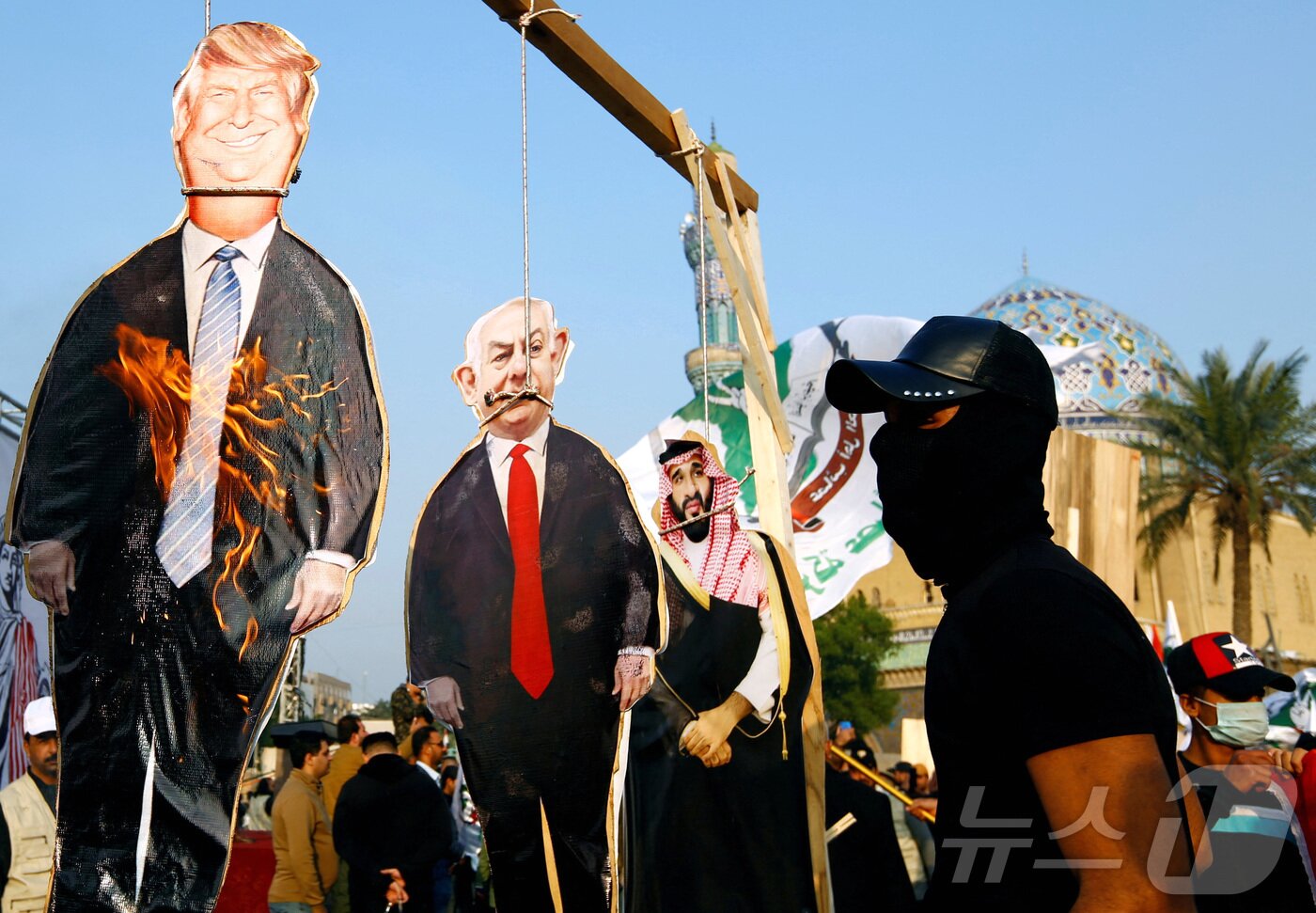 본문 이미지 - 과거 이라크 수도 바그다드에서 열린 친이란 세력의 반미 집회. 2019.12.14. ⓒ 로이터=뉴스1