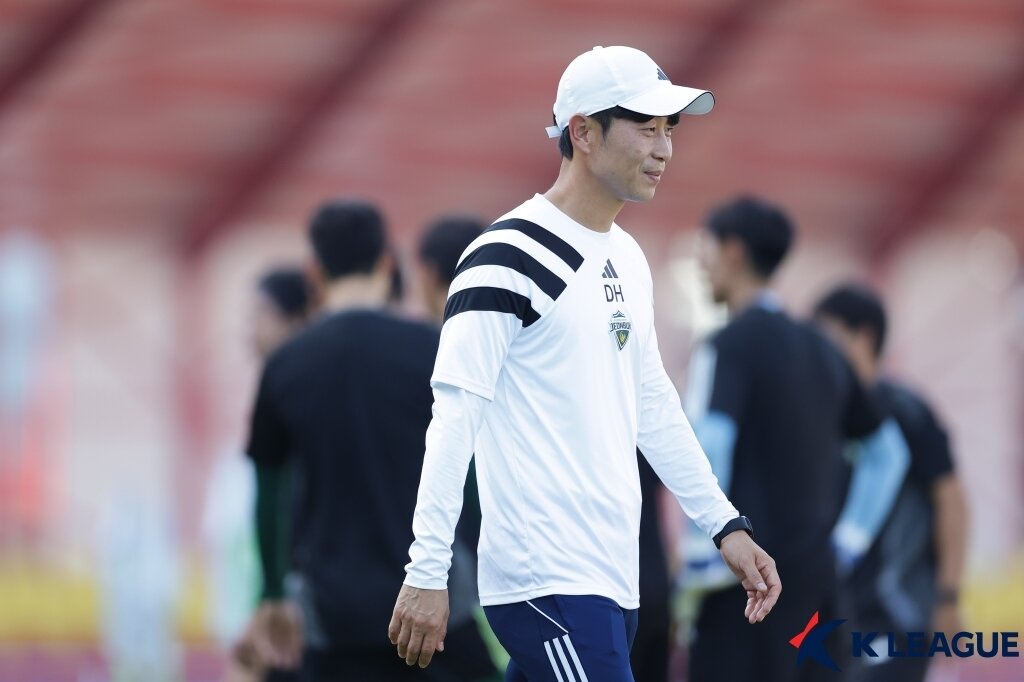 본문 이미지 - 사명감으로 좋은 지도자를 꿈꾸는 김두현 (한국프로축구연맹 제공)