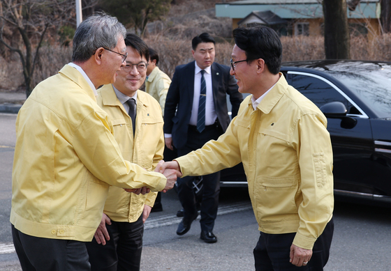 악수 나누는 김민석-손주석