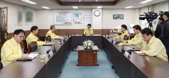 브리핑 듣는 김민석 총리