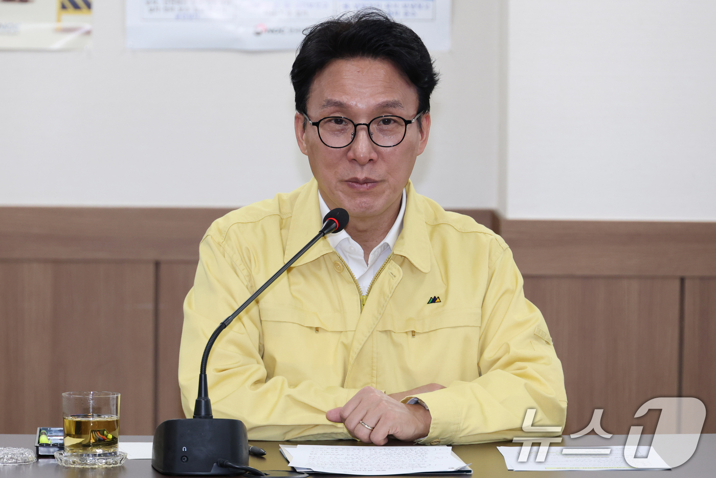 (서울=뉴스1) 김명섭 기자  정부청사사진기자단 = 김민석 국무총리가 11일 오후 경기도 구리시 석유비축기지 현장을 방문해 발언을 하고 있다. 2026.3.11/뉴스1