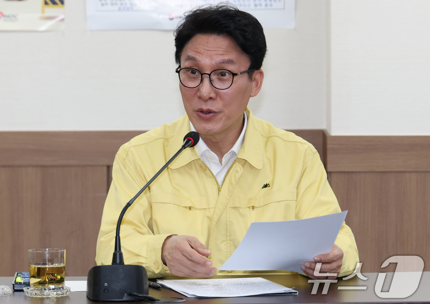 (서울=뉴스1) 김명섭 기자  정부청사사진기자단 = 김민석 국무총리가 11일 오후 경기도 구리시 석유비축기지 현장을 방문해 발언하고 있다. 2026.3.11/뉴스1