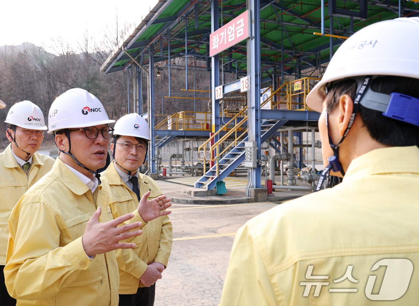 (서울=뉴스1) 김명섭 기자  정부청사사진기자단 = 김민석 국무총리가 11일 오후 경기도 구리시 석유비축기지에서 석유비축시설 현장을 시찰하고 있다. 2026.3.11/뉴스1