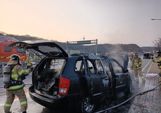 칠곡 경부고속도로 달리던 카니발서 불…45분 만에 진화