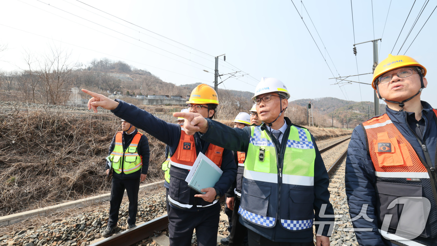 (서울=뉴스1) 김명섭 기자 = 김태승 한국철도공사(코레일) 사장이 11일 오후 대구본부 청도역 인근 선로에서 지난해 8월 발생한 무궁화호 사고 현장을 점검하고 있다.  (한국철도 …