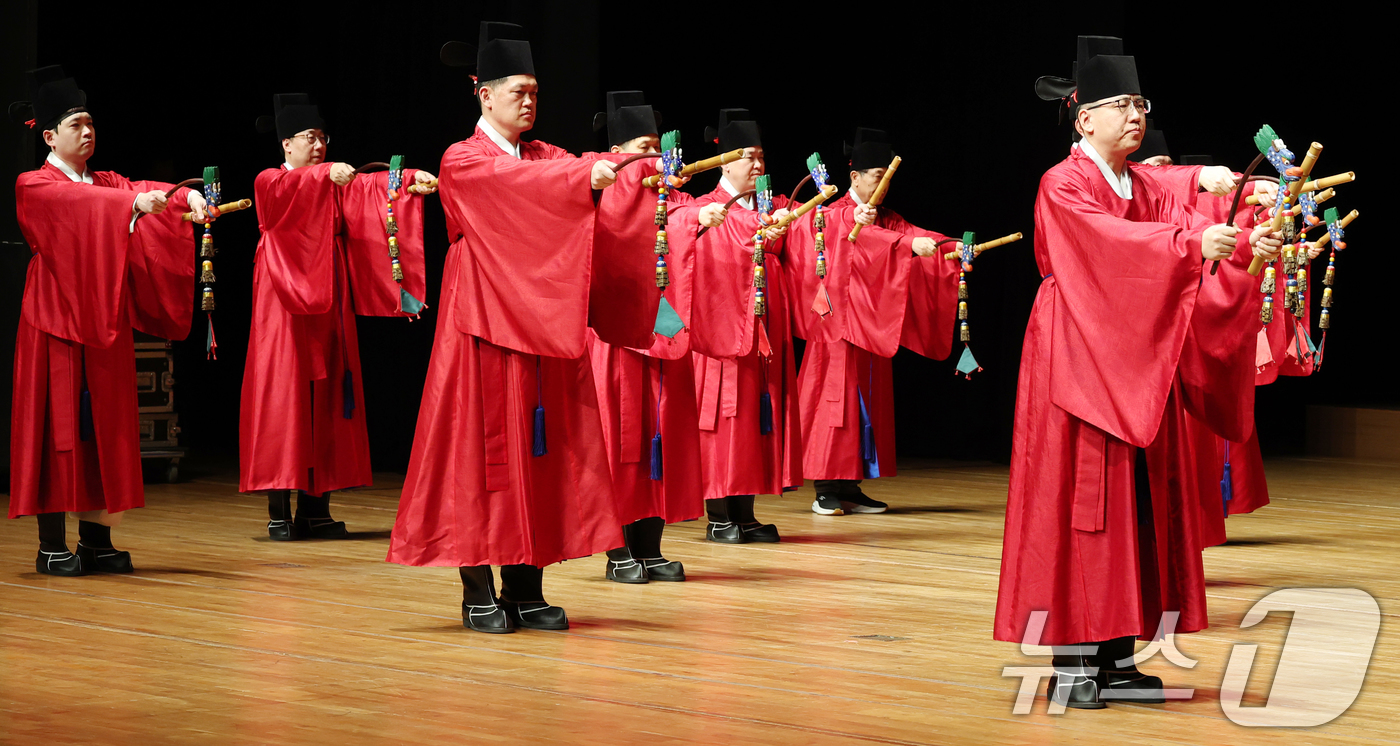 (전주=뉴스1) 유경석 기자 = 11일 전북 전주시 한국소리문화의전당 연지홀에서 열린 제9회 크라운해태 한음회에서 임직원들로 구성된 팔풍의몸짓팀이 종묘제례악 '전폐희문'을 선보이고 …