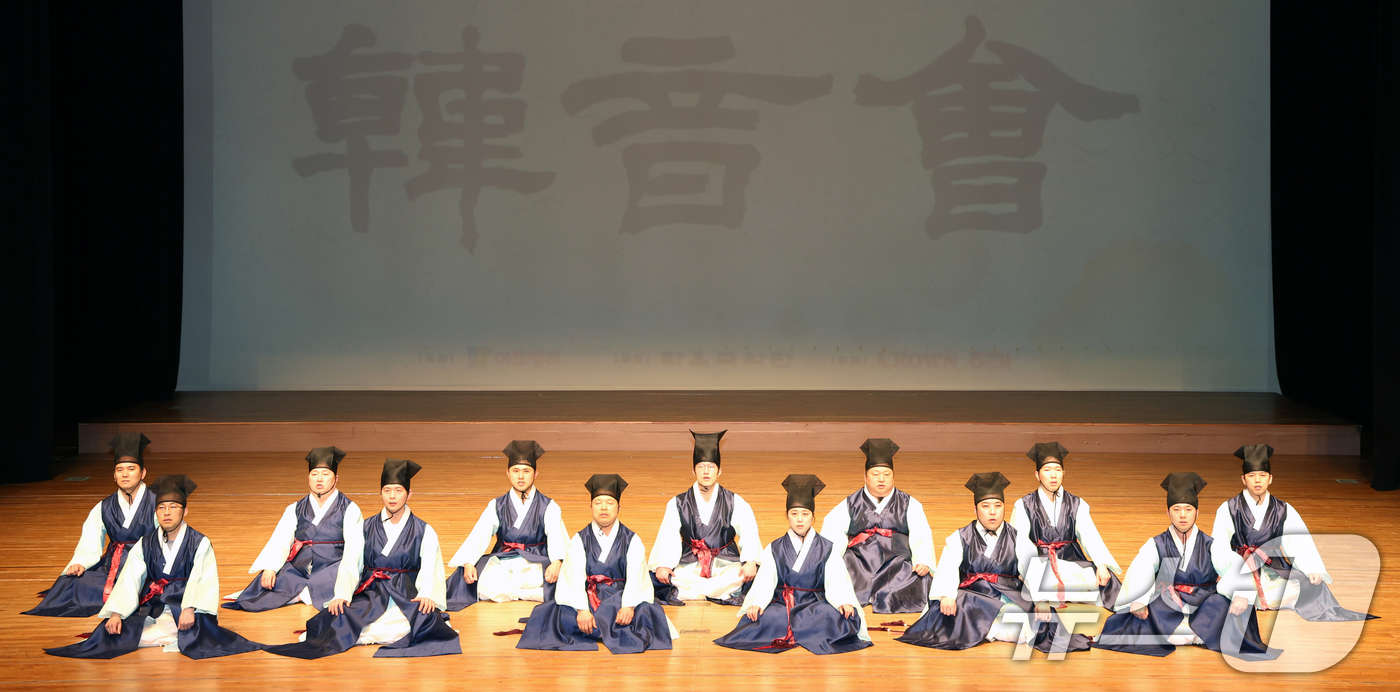 (전주=뉴스1) 유경석 기자 = 11일 전북 전주시 한국소리문화의전당 연지홀에서 열린 제9회 크라운해태 한음회에서 임직원들로 구성된 정가네팀이 우조우편 '봉황대상'을 선보이고 있다 …