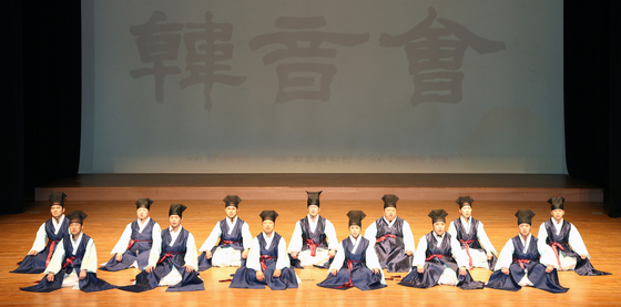 우조우편 '봉황대상' 선보이는 크라운해태 임직원들