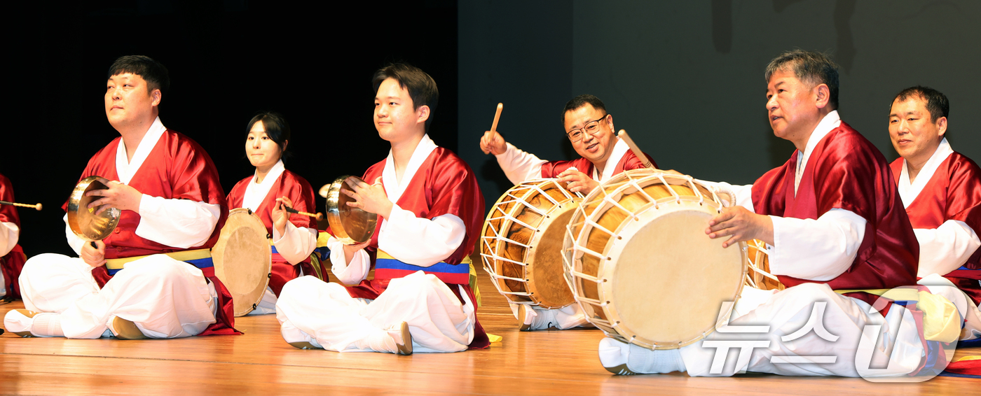 (전주=뉴스1) 유경석 기자 = 11일 전북 전주시 한국소리문화의전당 연지홀에서 열린 제9회 크라운해태 한음회에서 임직원들로 구성된 꿈을 굽는 사물놀이팀이 '울림'을 선보이고 있다 …