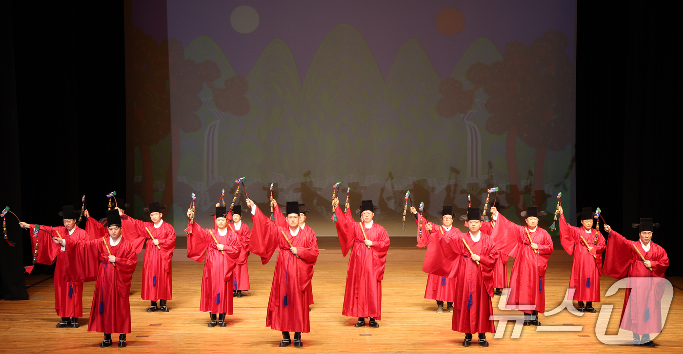 (전주=뉴스1) 유경석 기자 = 11일 전북 전주시 한국소리문화의전당 연지홀에서 열린 제9회 크라운해태 한음회에서 임직원들로 구성된 팔풍의몸짓팀이 종묘제례악 '전폐희문'을 선보이고 …