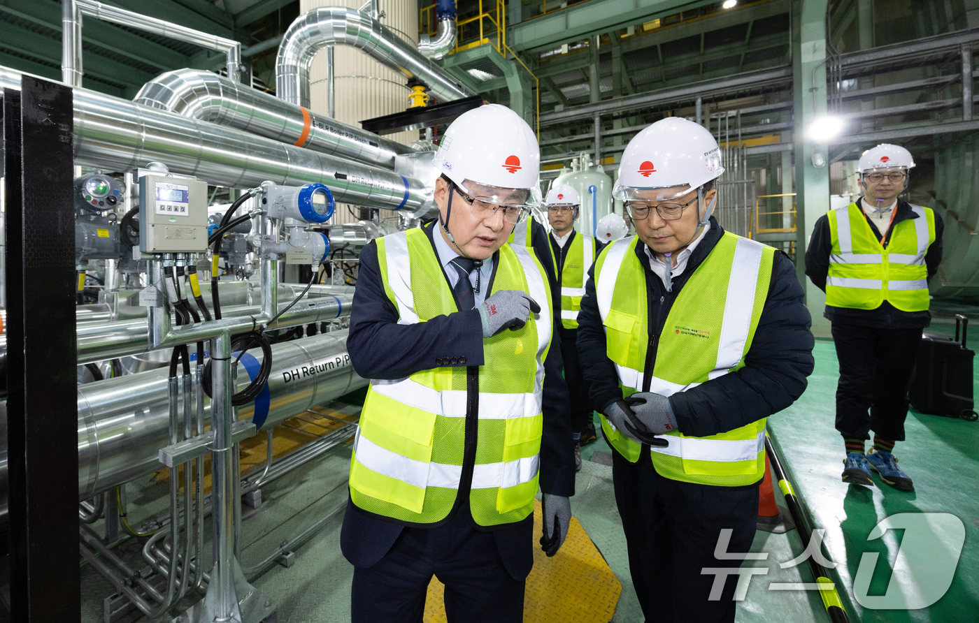 (서울=뉴스1) 김명섭 기자 = 김성환 기후에너지환경부 장관이 11일 경기도 화성시 한국지역난방공사 화성지사를 찾아 국내 최초 도입된 전극 보일러 시설을 살펴보고 있다.  (기후에 …