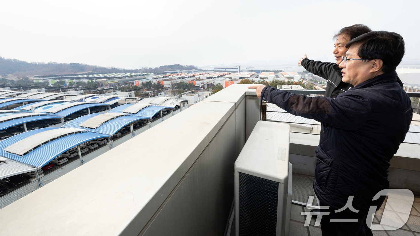 (서울=뉴스1) 김명섭 기자 = 김성환 기후에너지환경부 장관이 11일 경기도 시흥시 국가산업단지 내 유통단지인 스틸랜드를 방문, 옥상 등 산업단지의 유휴공간을 활용한 태양광 발전 …