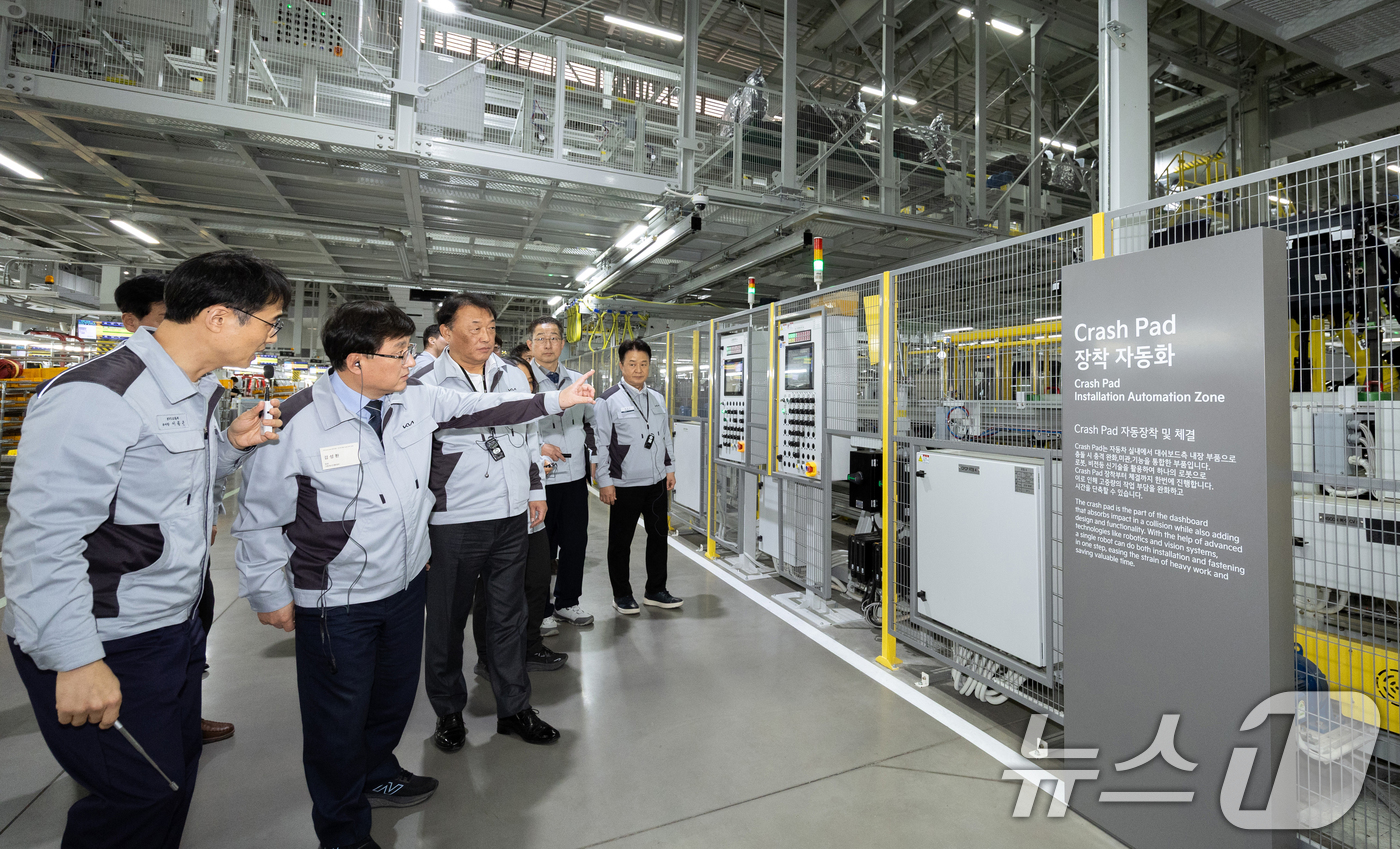 (서울=뉴스1) 김명섭 기자 = 김성환 기후에너지환경부 장관이 11일 경기도 화성시 아오토랜드를 방문하여 전기차 생산 시설을 둘러보며 전기차 보급 가속화를 위한 지원방안을 논의하고 …