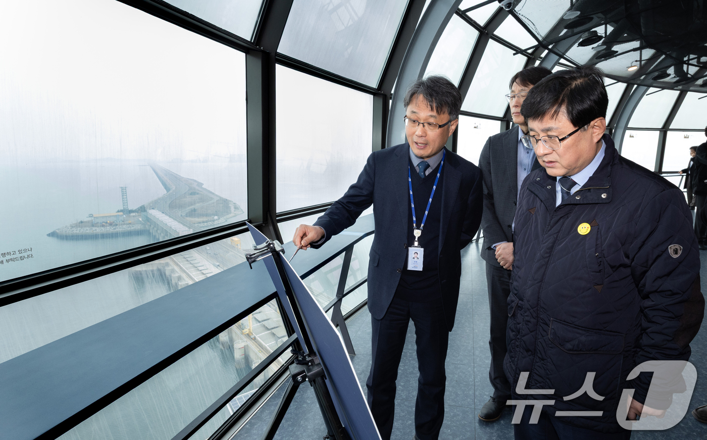 (서울=뉴스1) 김명섭 기자 = 김성환 기후에너지환경부 장관이 11일 경기도 안산시 시화호 조력발전소 현장을 방문하여 기후 위기에 대비한 수문 증설과 조력발전 증대 계획을 점검하고 …