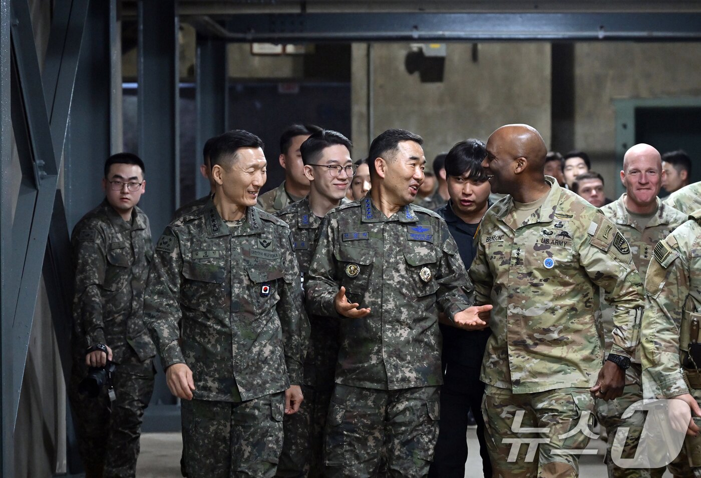 본문 이미지 - 진영승 합참의장과 브런슨 연합사령관이 11일 연합사 전시지휘소 작전상황실로 이동하고 있다. (합동참모본부 제공. 재판매 및 DB 금지) 2026.3.11 ⓒ 뉴스1 김명섭 기자