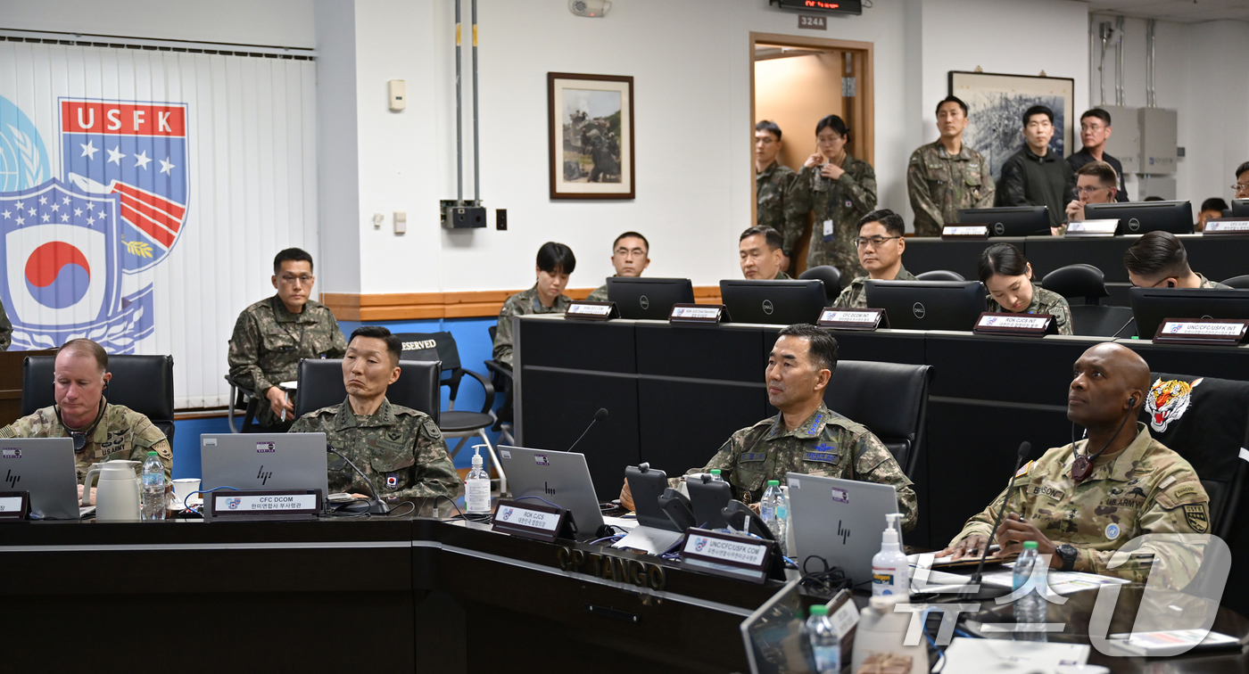 (서울=뉴스1) 김명섭 기자 = 진영승 합참의장과 브런슨 연합사령관이 11일 연합사 전시지휘소(CP-TANGO)에서 '26년 FS 연습' 상황을 보고받고 있다. (합동참모본부 제공 …