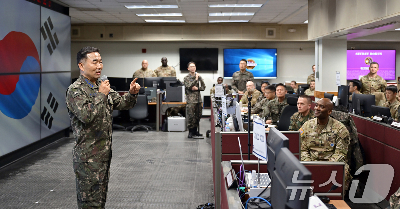 (서울=뉴스1) 김명섭 기자 = 진영승 합참의장이 11일 연합사 전시지휘소에서 작전지도를 하고 있다. (합동참모본부 제공. 재판매 및 DB 금지) 2026.3.11/뉴스1