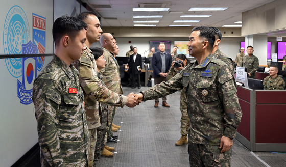 한미장병 격려하는 진영승 합참의장