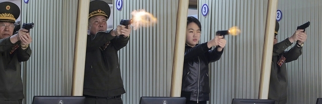 '총잡이' 된 후계자 주애…이젠 김정은 옆에 없으면 이상하다